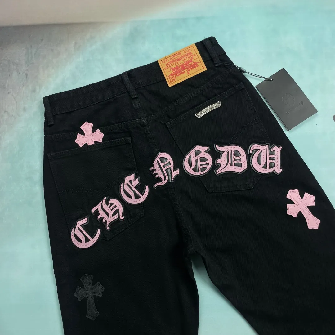 🅿️290 🔘Style No.-KL139 🔘Cro Heart 𝐂𝐡𝐫𝐨𝐦𝐞 𝐇𝐞𝐚𝐫𝐭 CH City Limited Series Sanskrit Cross Patch Leather Jeans [Black Pink]* Black Pink Color - Hong Kong Exclusive Fashion players, Cro Heart Hong Kong City Limited Jeans are now available!  It is a collage of virgin red denim and pink and purple cow tire leather. The unique color scheme is like the intertwining of vitality and romance in Hong Kong. The three-dimensional letters between the hips seem to tell the story of the city. Customized hardware, thick three-dimensional cross stamens, and hand-cut leather washers make the details full of luxury.  Handcrafted and made of environmentally friendly materials, comfort and quality coexist. Owning it is not only an outfit, but also a status symbol. Globally limited edition, don’t miss it.  Size: S M L XL (28.30.32.34) Color: black with black, black with blue, black with pink